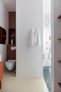 雅典Nileos House的浴室设有卫生间和带毛巾的淋浴。