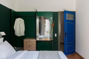 雅典Nileos House的一间卧室设有蓝色的门和绿色的墙壁