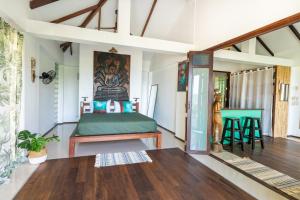 涛岛Banana Villa Koh Tao的铺有木地板的客房内设有一间卧室和一张床。