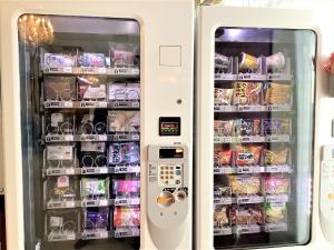 常滑市临空J酒店的自动售货机里装满了食物和饮料