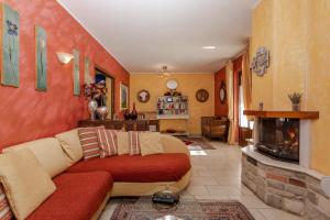 特拉诺瓦-布拉乔利尼Villa Lolù的带沙发和壁炉的客厅