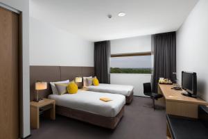 丹德农墨尔本阿图拉丹德农酒店的酒店客房设有两张床和电视。