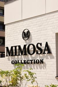 韦斯特兰Mimosa Hotel的一座马塞拉蒂建筑的侧面标志