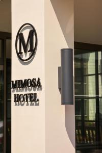 韦斯特兰Mimosa Hotel的建筑一侧的圣诞酒店标志
