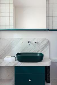 雅典Nileos House的一个带绿色水槽的柜台浴室