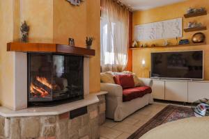 特拉诺瓦-布拉乔利尼Villa Lolù的客厅设有壁炉和电视。