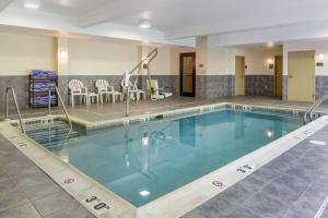 兰开斯特阿米什乡村康福特套房酒店的在酒店房间的一个大型游泳池