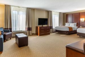 兰开斯特阿米什乡村康福特套房酒店的酒店客房设有两张床和一台平面电视。