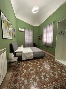 巴勒莫Casetta Alice的一间卧室设有床铺和绿色的墙壁
