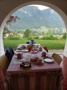 科奥恩B&B le rose的一张桌子,上面放着食物,享有山景