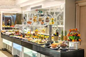 伊斯坦布尔伊佩克帕拉斯酒店的包含多种不同食物的自助餐
