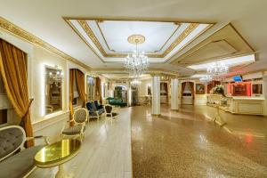 伊斯坦布尔伊佩克帕拉斯酒店的大房间设有吊灯和客厅
