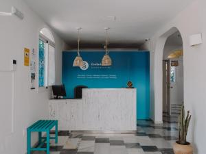 圣何塞Hostal Las Gaviotas del Cabo的大堂设有柜台和蓝色的墙壁