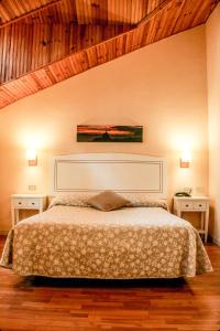 蒙达卡蒙达卡生态酒店的一间卧室配有床和2个床头柜