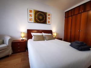 锡尼什Gustavo's Place的卧室配有一张白色的大床和一张沙发。