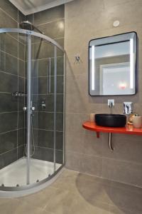 奇波斯阿费提Michaliou Kipos Luxury Villas的带淋浴、水槽和镜子的浴室