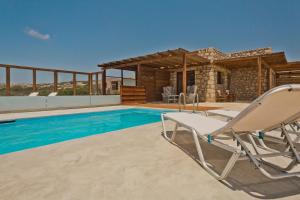 奇波斯阿费提Michaliou Kipos Luxury Villas的别墅 - 带游泳池和2把躺椅