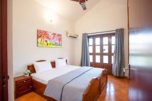 马尔冈'Golden Coral' 2bhk Benaulim Beach villa Goa的一间卧室设有一张大床和一个窗户。