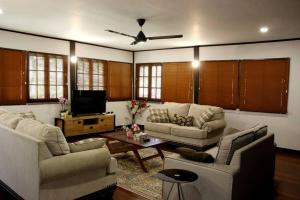 TelukmataikanPrivate Tropical 3 Bedroom Villa - Nongsa Village Batam的客厅配有两张沙发和一台电视机