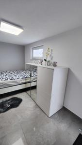 科佩尔Apartma ALTER EGO的白色的客房设有床和窗户。