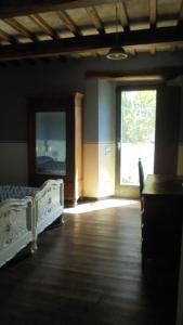 塞吉阿诺卡西纳吉安奈托乡村民宿的一间卧室设有两张床和大窗户