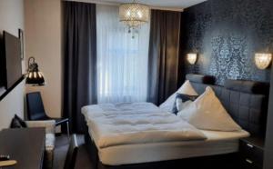 梅森布克哈特膳食旅馆的酒店客房设有床和窗户。