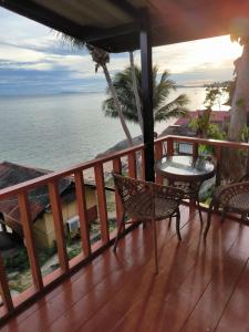 班泰帕岸岛金滩度假酒店的一个带桌椅的海景阳台
