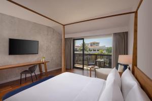 本托塔Occidental Eden Beruwala的酒店客房设有一张床和一个阳台。