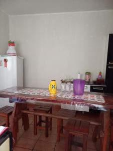 迪亚曼蒂纳Casa em Diamantina的厨房里的桌子和台面