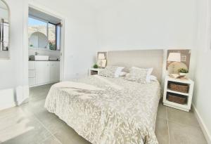 拉奥罗塔瓦Casa Lava Luminosa y con Magníficas Vistas的白色的卧室设有一张大床和一个窗户