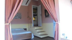 塞吉阿诺卡西纳吉安奈托乡村民宿的一间卧室设有楼梯和一张带窗帘的床