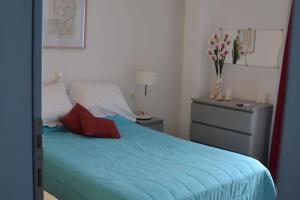 MármaraLia's Home的一间卧室配有蓝色的床和两个枕头