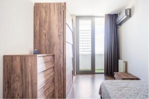 Nilüfer4 bedroom rental unit with pool/middle of Bursa的一间卧室配有一张床,一扇门设有窗户