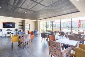 Nilüfer4 bedroom rental unit with pool/middle of Bursa的用餐室设有桌椅和窗户。