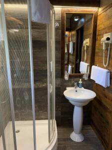 扎马迪Villa Sagan的一间带玻璃淋浴和水槽的浴室