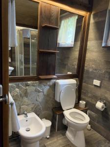 扎马迪Villa Sagan的一间带卫生间和水槽的浴室