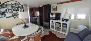 坎珀兰RBR 1532 - Beach Resort Kamperland的客厅配有白色桌子和沙发