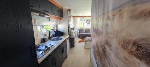 坎珀兰RBR 1532 - Beach Resort Kamperland的厨房配有水槽和台面