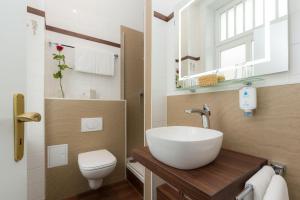 汉堡彼斯麦克公爵酒店的一间带水槽和卫生间的浴室