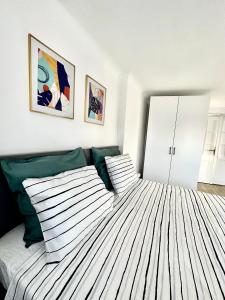 布加勒斯特Turqoise Central Apartaments的一间卧室配有一张带绿色和白色床单的床