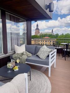 法伦大法伦第一酒店的阳台的沙发,享有建筑的景色