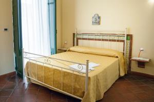 陶尔米纳卡萨安德烈住宿加早餐旅馆的卧室配有一张床