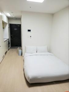 襄阳郡Ocean Stay Yangyang 1318的带厨房的客房内一张大白色的床