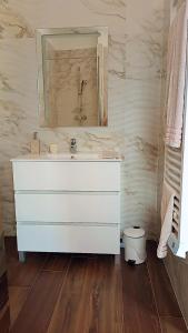 博尼法乔Agréable chambre dans le maquis的浴室设有白色水槽和镜子