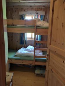 卑尔根Fanafjorden Cabins的小屋内带两张双层床的客房