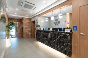 堤川市Jecheon Hound Hotel的大堂,带前台柜台的酒店