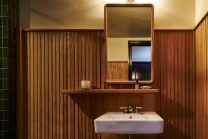 纽约写意纽约酒店的一间带水槽和镜子的浴室