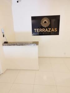 弗洛里亚诺波利斯Residencial Terrazas的一间房间的墙上有temazas的标志