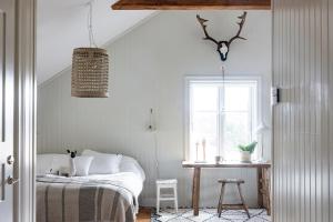 韦姆德Siggesta Gård的一间卧室配有一张床、一张桌子和一个窗户。