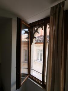 拉奎拉La Margherita的享有大楼景致的窗户
